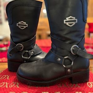 Casual leather boot with stylish harness